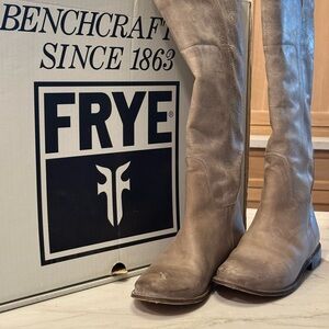 Frye ladies gray tall riding boots
Genuine leather. Excellent cond
Size 7